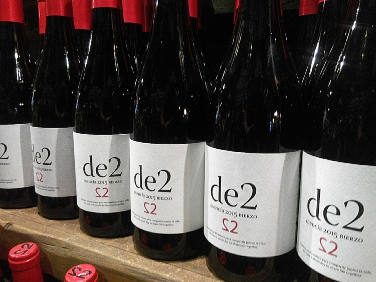 Sale al mercado una edición limitada de dos vinos cuyas etiquetas son serigrafías realizadas por Andy Warhol