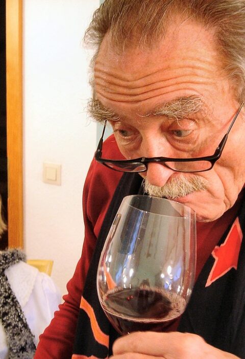 Investigadores descubren que es lo que da su olor a los vinos cuando envejecen 1