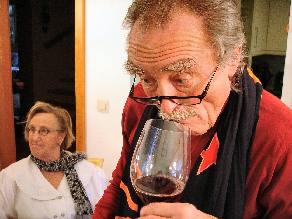 Investigadores descubren que es lo que da su olor a los vinos cuando envejecen 1