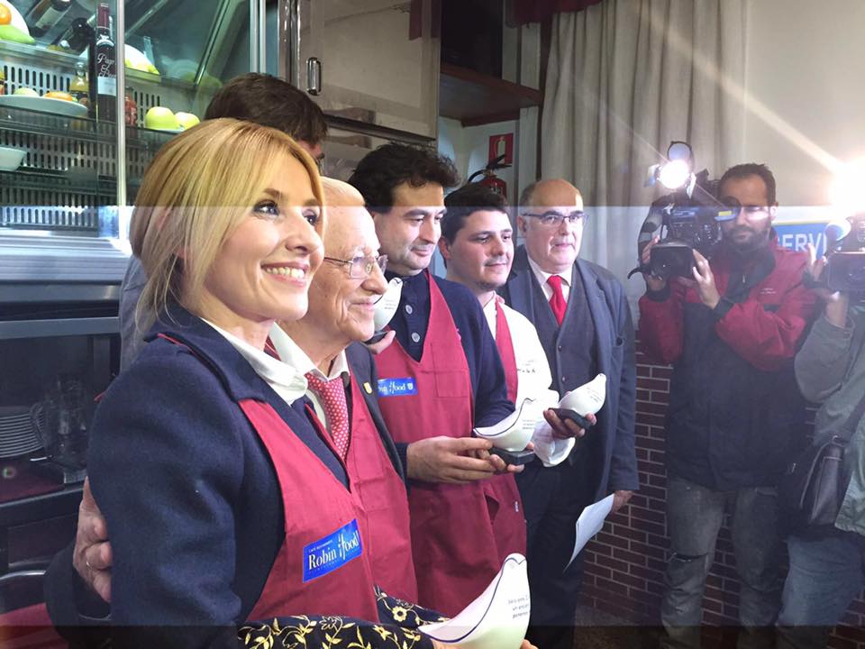 El Restaurante Robin Hood de Mensajeros de la Paz del Padre Ángel da cena a más de 1.000 sin techo 1