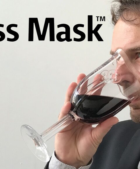 Primera copa de vino que sale al mercado con formato de máscara adaptable a la cara 1