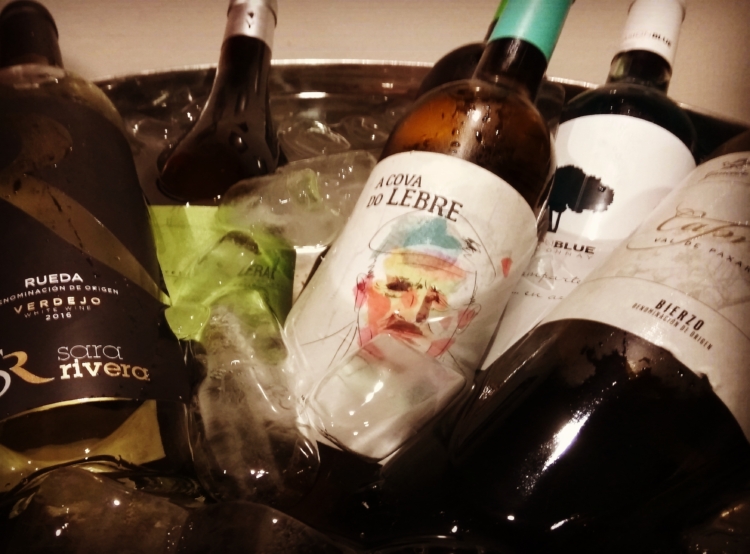 Primera #catadelosviernes de vinos blancos en Deluxe Café-Bar 2