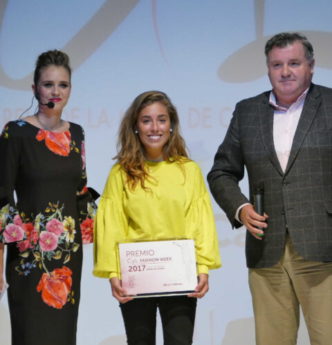 Estefanía Calonge, galardonada con el Premio Ribera del Duero al Mejor vestido inspirado en los vinos de la Denominación de Origen 1