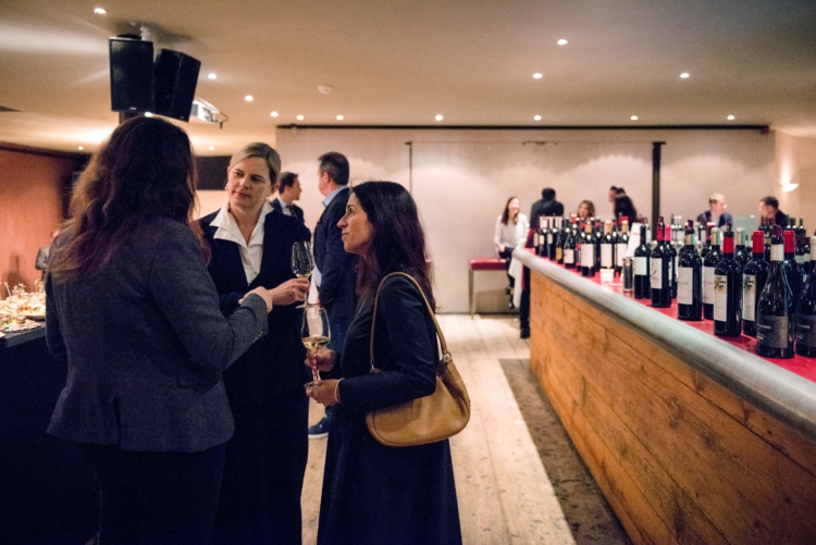 Expatriados de todo el mundo se dan cita en Suiza para brindar con Rioja 1
