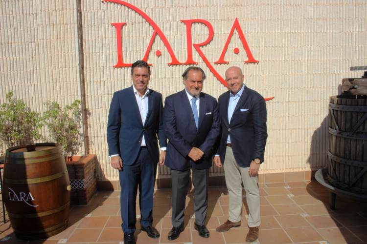 Michel Rolland y Javier Galarreta visitan Bodegas Lara para presentar su proyecto Rolland&Galarreta 1